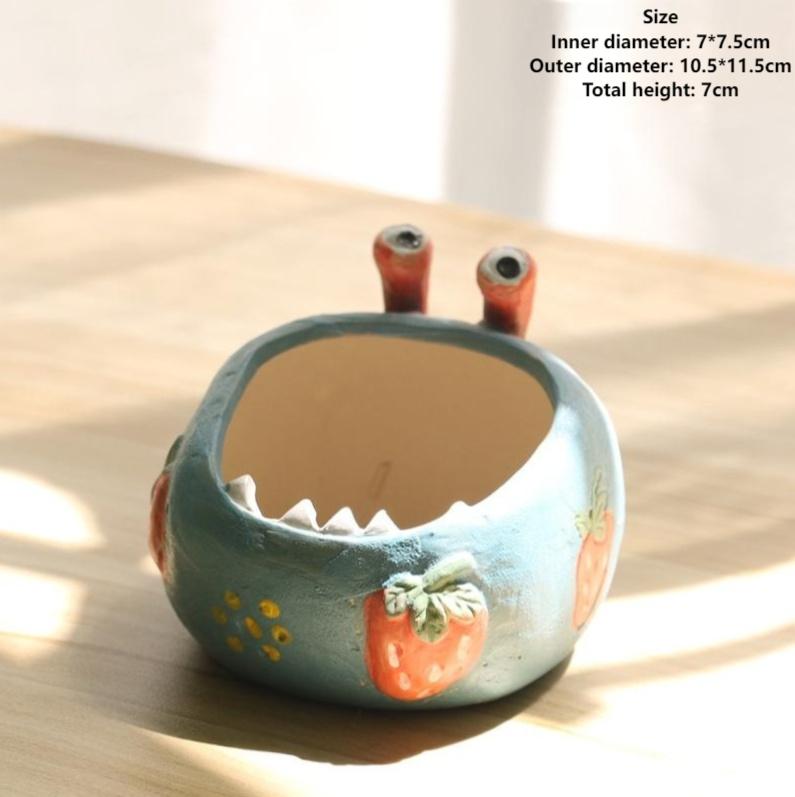 A large-eyed monster coarse clay hand-painted breathable succulent flowerpot